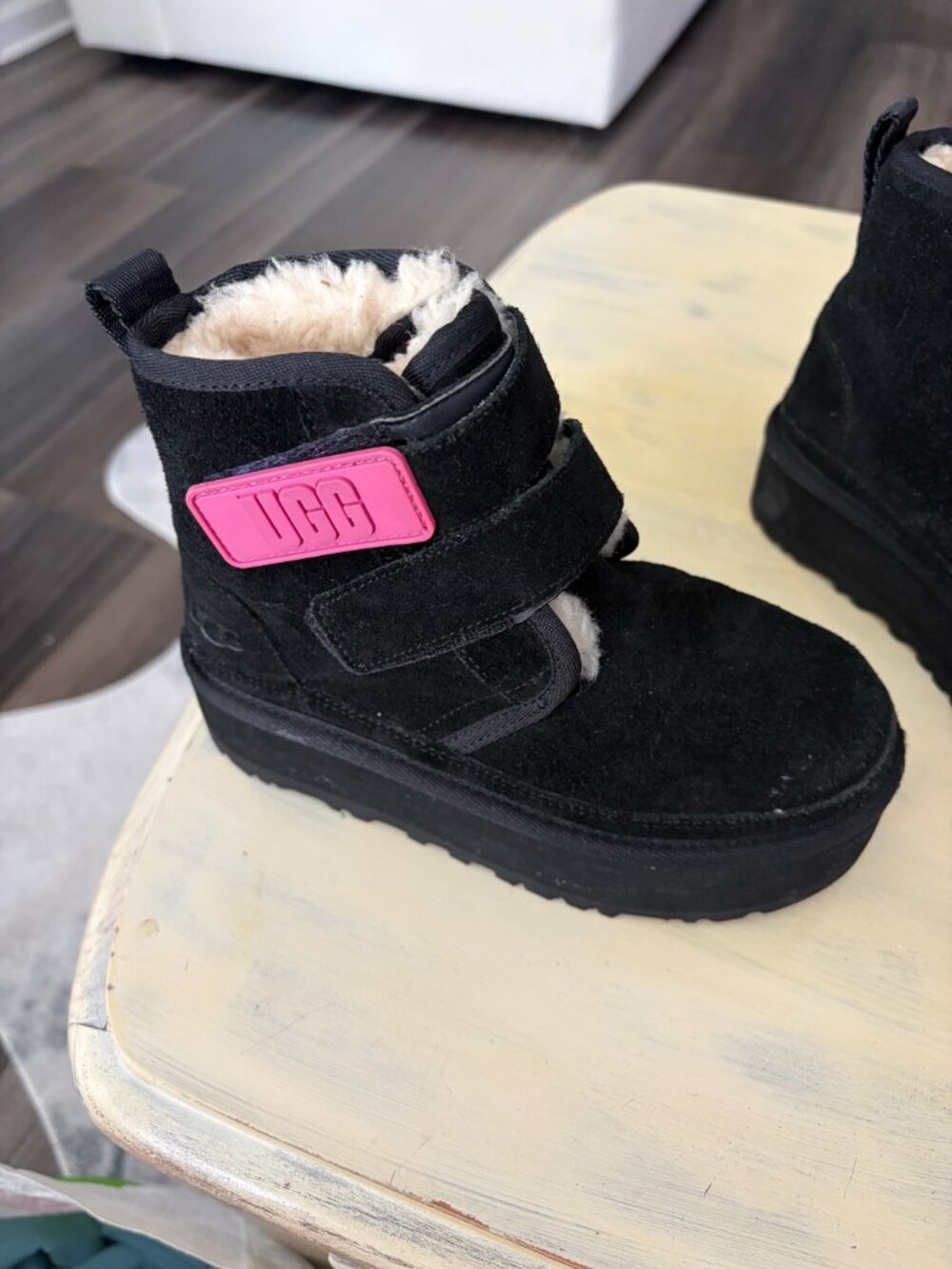 UGG - Picture 2 of 3